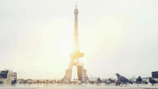 Coppia innamorata al Trocadero di Parigi con la Torre Eiffel sullo sfondo. ideale per layout di siti web e riviste