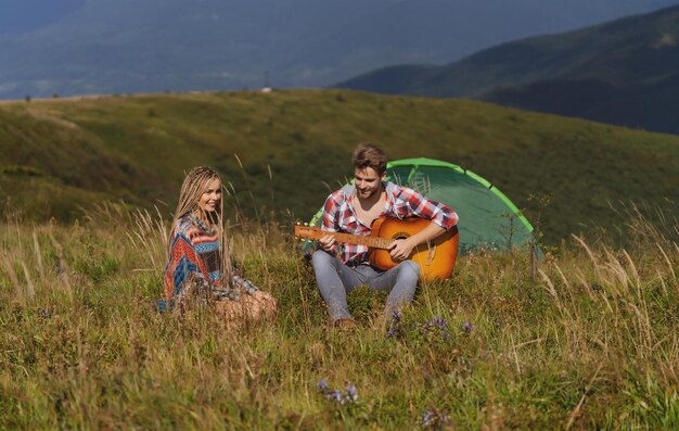 Coppia innamorata campeggio musica romantica e relazioni di coppia felici coppia romantica con la chitarra