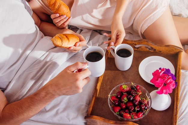 Coppia innamorata che fa colazione a letto