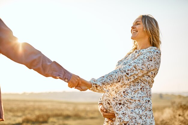 Coppia innamorata uomo caucasico e donna che si tengono per mano all'aperto