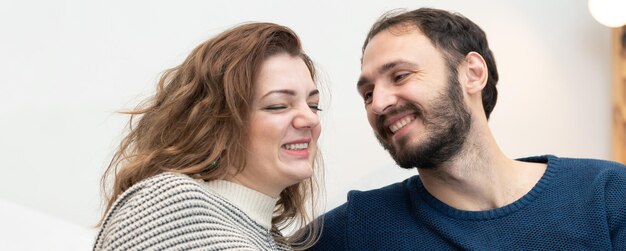 Coppia innamorata uomo con donna felice insieme casual felice amore persone