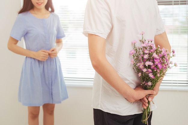 Coppia innamorata. Uomo romantico che regala fiori alla sua ragazza