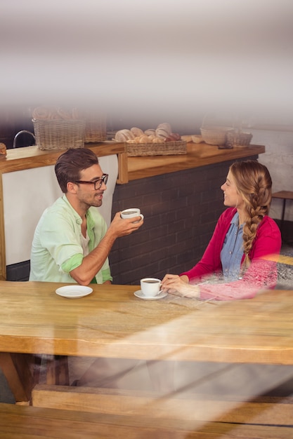 Coppia interagendo mentre si beve un caffè