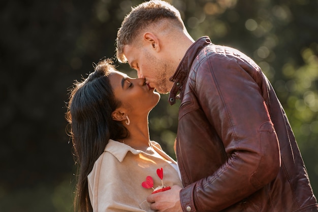 Coppia interrazziale che celebra il giorno di san valentino