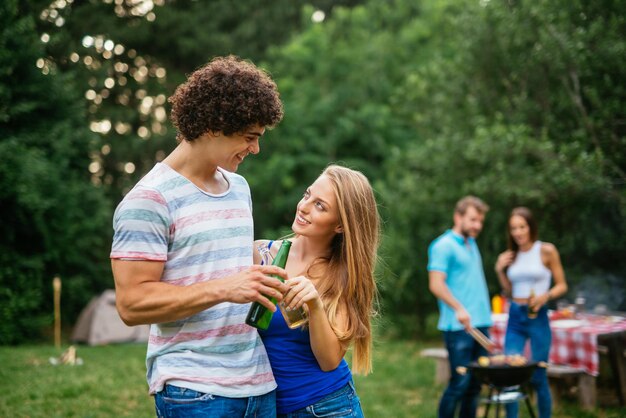 Coppia la tostatura della birra in un campeggio all'aperto