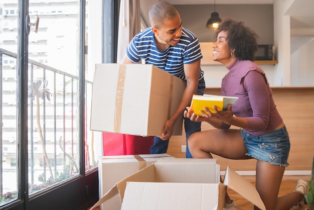 Coppia latina che disimballa nella loro nuova casa.