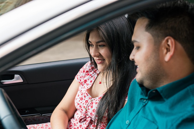 Coppia latinoamericana auto nuova di zecca Obiettivi in coppia l'acquisto della prima auto