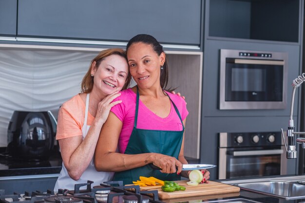 Coppia lesbica che cucina insieme nell'amore