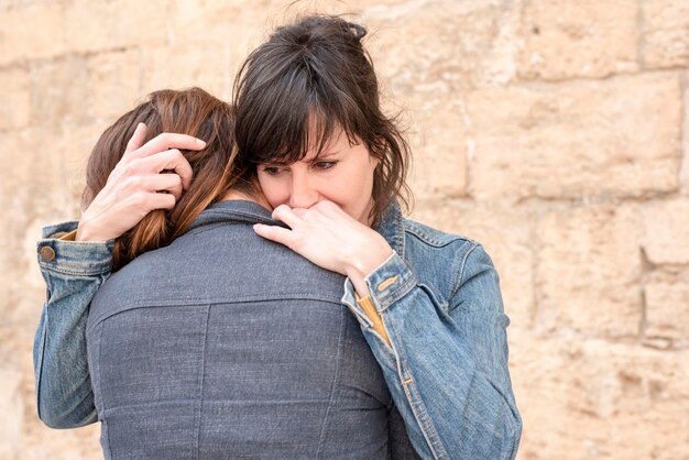 Coppia lesbica ispanica in un concetto gay di abbraccio