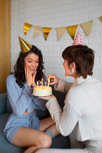Coppia lesbica vista laterale che festeggia il compleanno