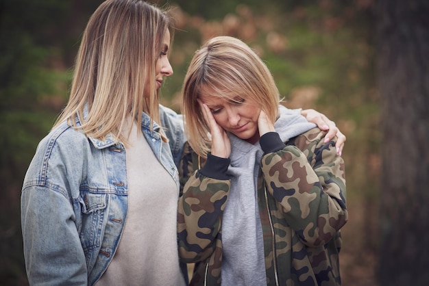 Coppia lgbt o amiche in legno che si divertono