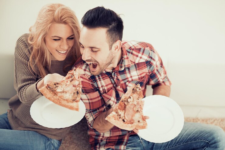 Coppia mangiare pizza spuntino