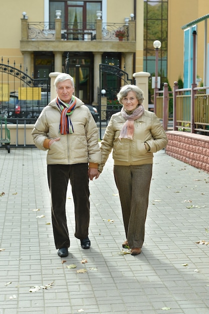 Coppia matura che si diverte nel parco autunnale