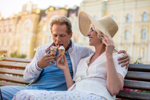 Coppia matura con gelato.