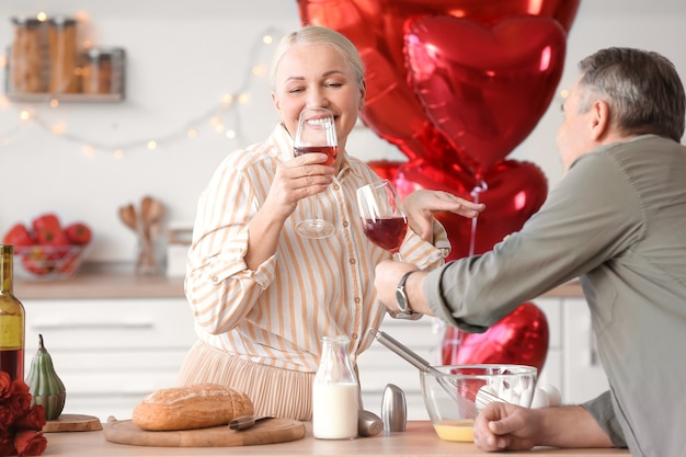 Coppia matura festeggia San Valentino a casa