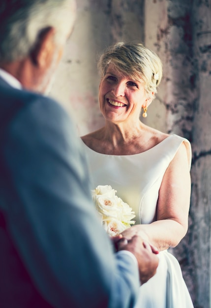 Coppia matura il giorno del loro matrimonio