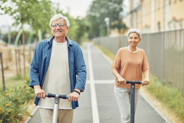 Coppia matura in sella a scooter elettrici