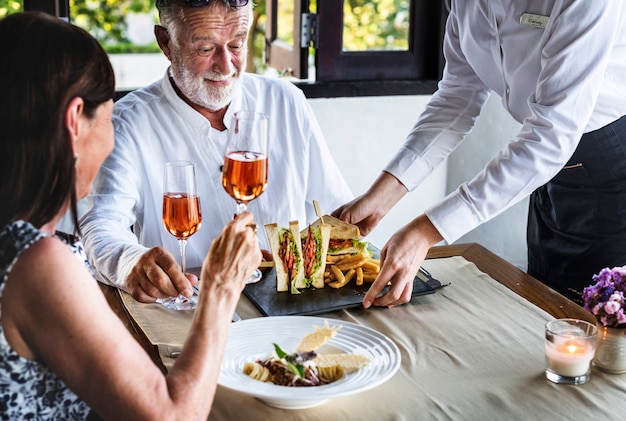 Coppia matura pranzare in un ristorante