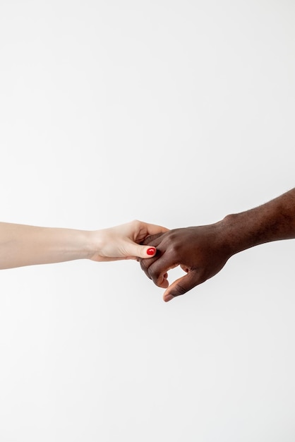 Coppia mista di diversità razziale di amore multietnico