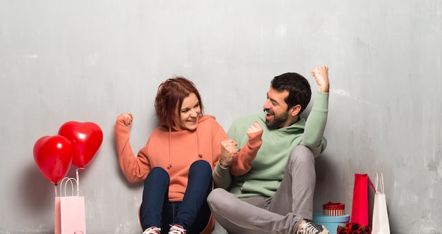 Coppia nel giorno di San Valentino celebrando una vittoria nella posizione del vincitore