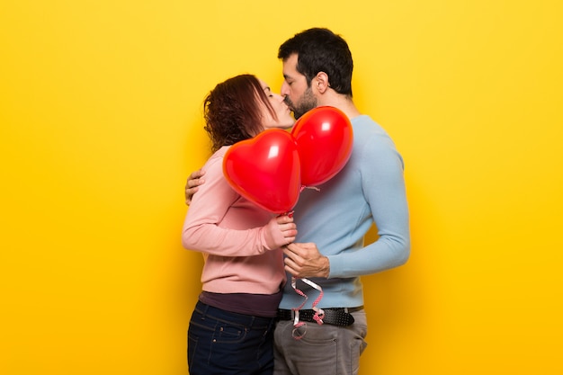 Coppia nel giorno di San Valentino con palloncini a forma di cuore