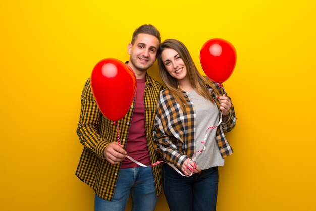Coppia nel giorno di San Valentino con palloncini a forma di cuore