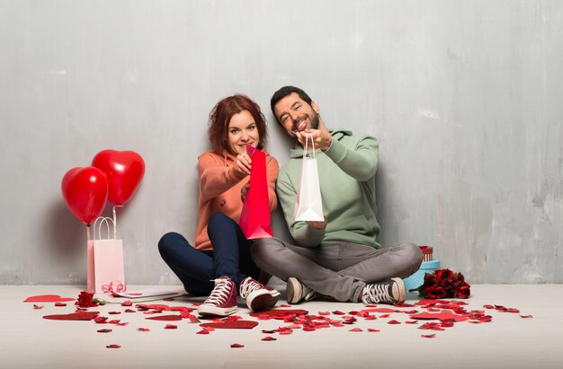 Coppia nel giorno di San Valentino in possesso di un sacco di borse per la spesa