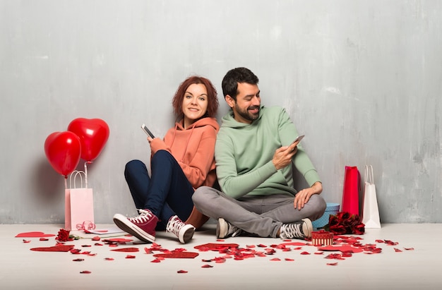 Coppia nel giorno di San Valentino invio di un messaggio con il cellulare