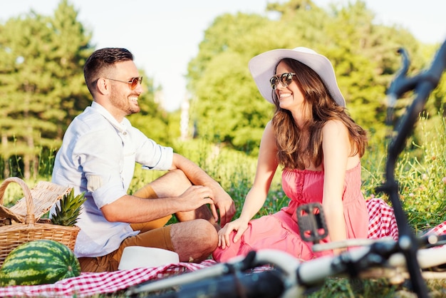 Coppia nel parco al picnic