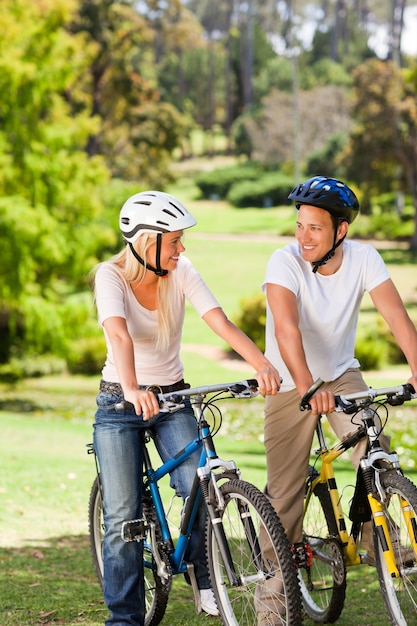 Coppia nel parco con le loro biciclette