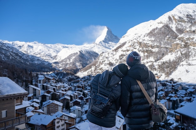 Coppia nel villaggio di Zermatt con il monte Cervino al mattino Zermatt Svizzera