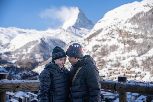 Coppia nel villaggio di Zermatt con il monte Cervino al mattino Zermatt Svizzera