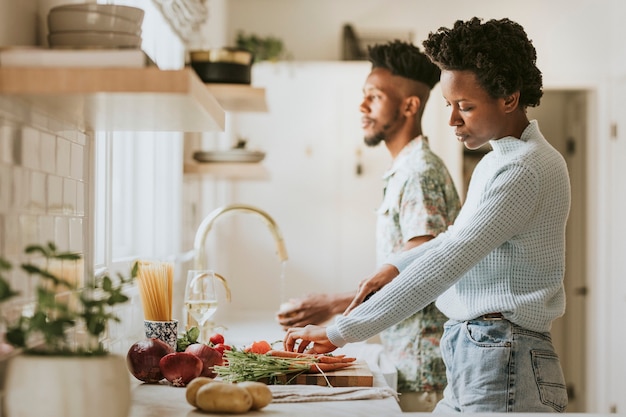 Coppia nera che cucina in cucina