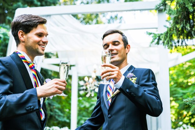 Coppia omosessuale che celebra il proprio matrimonio - coppia LBGT alla cerimonia di nozze, concetti di inclusività, comunità LGBTQ ed equità sociale
