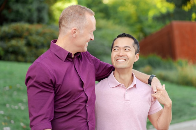 coppia omosessuale che si abbraccia guardandosi in piedi su una strada urbana all'aperto Concetto di lgbt
