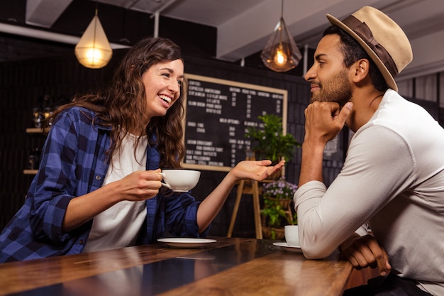 Coppia parlando e bevendo caffè