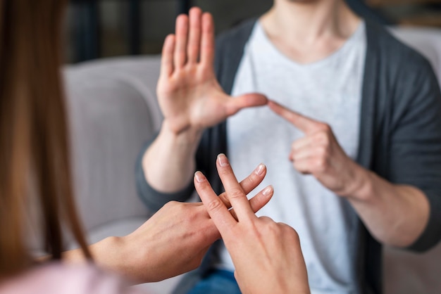 Coppia parlando usando il linguaggio dei segni