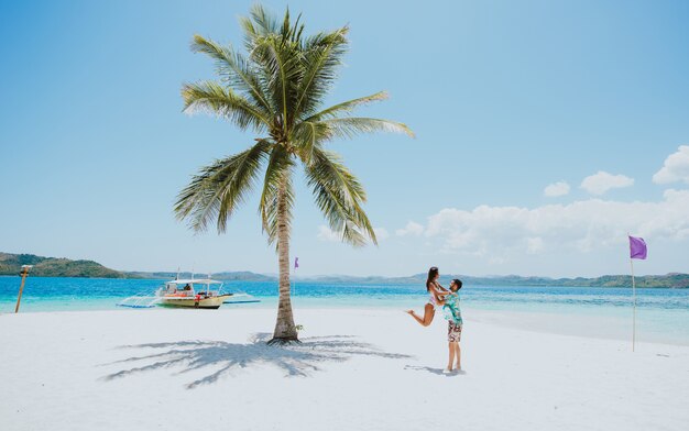 Coppia passare il tempo su una bella isola tropicale a distanza nelle Filippine. Concetto di vacanza e stile di vita.