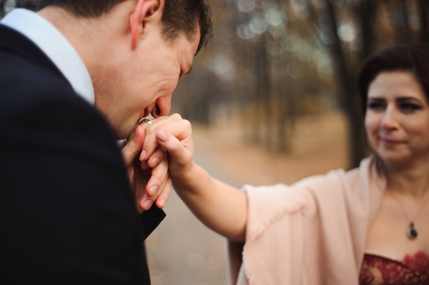 Coppia passeggiate nel parco. Abbraccio romantico di sposi.