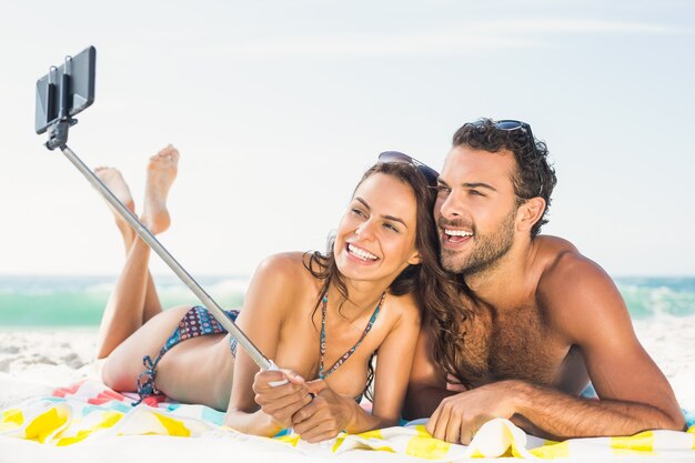 Coppia prendendo selfie in spiaggia