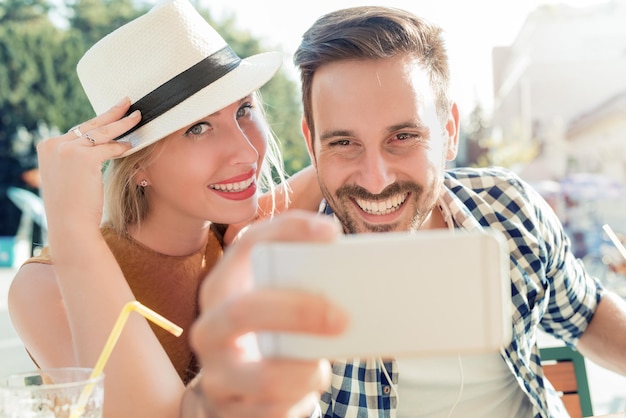 Coppia prendendo selfie nella caffetteria