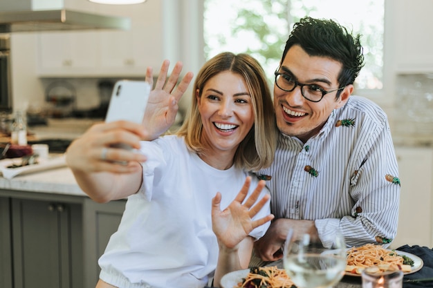 Coppia prendendo un selfie durante la loro cena