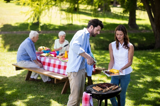 Coppia preparazione barbecue