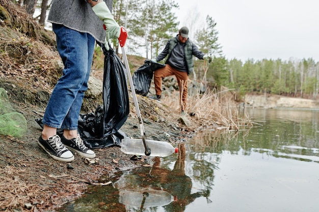 Coppia pulizia stagno nel parco