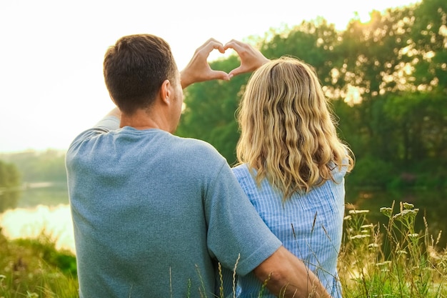 Coppia ragazzo e ragazza all'aperto che giocano nel parco sull'erba