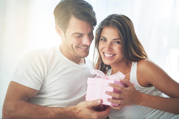 Coppia regalo o regalo per la celebrazione del ritratto di San Valentino con cura dell'amore e sorpresa in camera da letto Uomo e donna in casa felice con scatola per vacanze di compleanno o lusso con sorriso per gratitudine