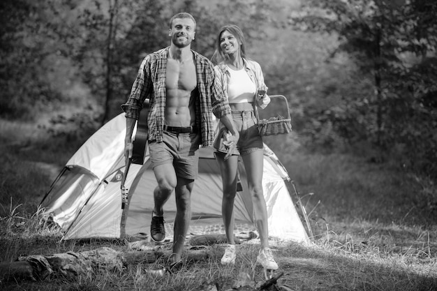 Coppia romantica a piedi e in campeggio in un'avventura paesaggistica primaverile per i giovani amanti della natura