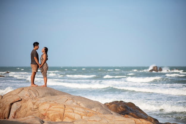 Coppia romantica a tutto campo in vacanza