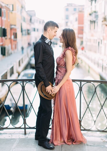 Coppia romantica a Venezia. Giovani belle coppie che stanno sul ponte del canale e dell'abbracciare di Venezia. Italia, Europa