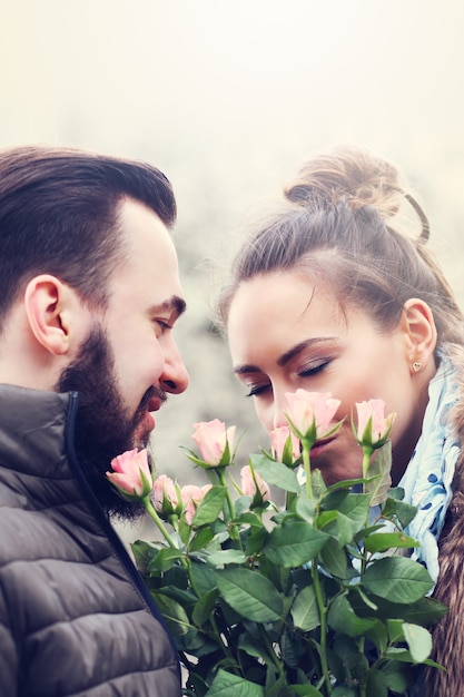 coppia romantica all'appuntamento con i fiori
